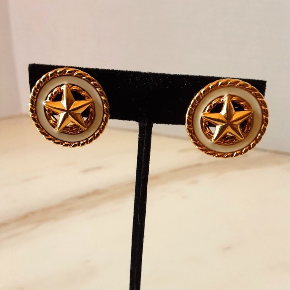 VTG MONET NAUTICAL WHITE ENAMEL GOLD TONE STAR CLIP ON EARRINGS